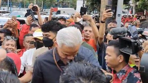 Tiba di Tugu Proklamasi, Ganjar Disambut Massa Pendukung