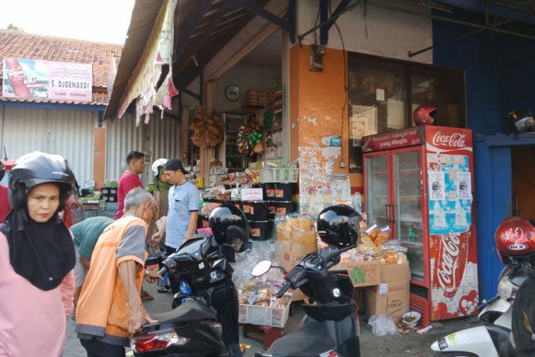 Sentra oleh-oleh khas Kuningan di Jalan Cijoho, Kuningan, Jawa Barat, Minggu (17/6/2018) kian dipadati wisatawan yang ingin membeli buah tangan khas Kuningan.