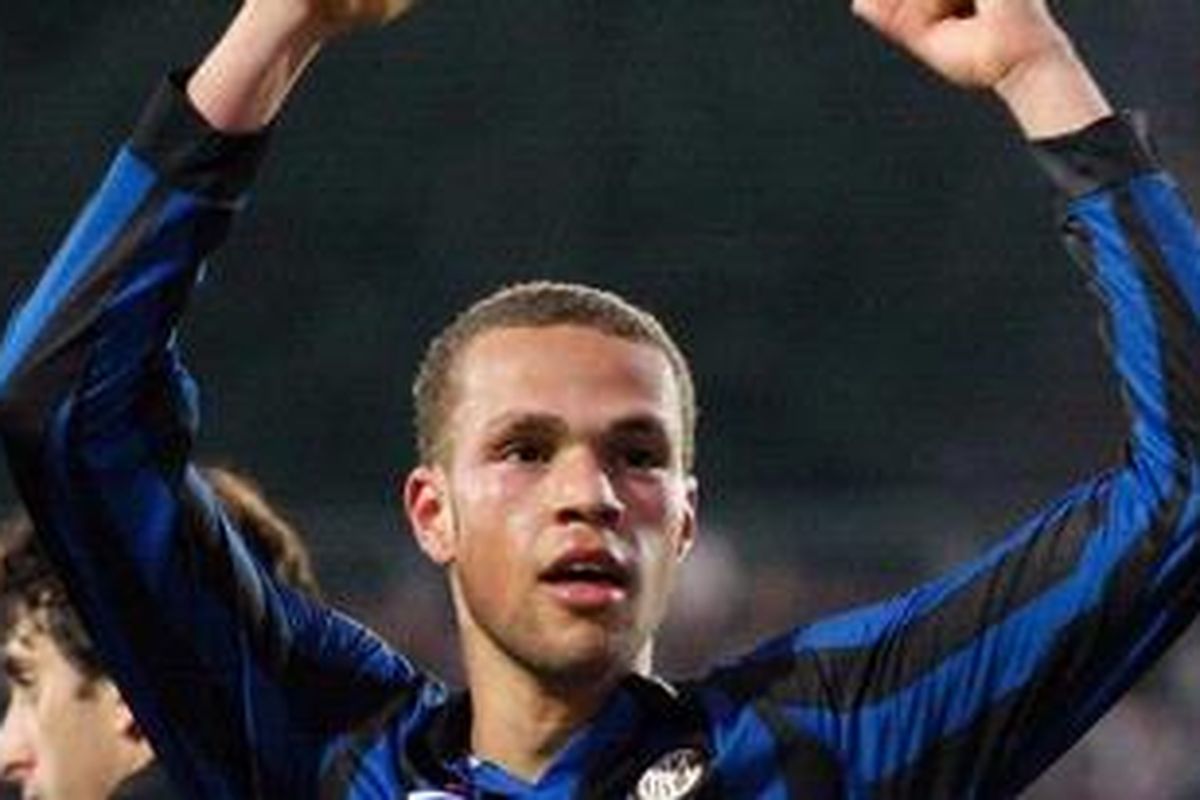 Penyerang Inter Milan, Luc Castaignos, merayakan golnya ke gawang Siena, pada laga Serie-A, di Artemio Franchi, Minggu (27/11/2011).