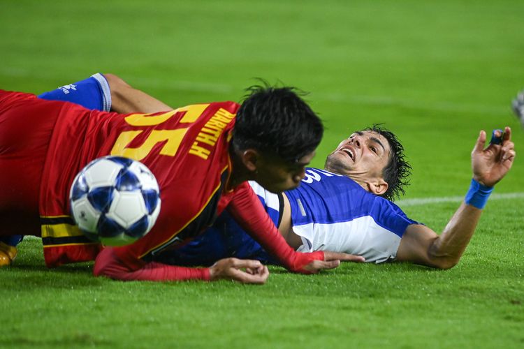 Momen saat pemain Persib Bandung Federico Barba dijatuhkan di kotak terlarang oleh bek Selangor FC Harith Haiqal pada laga lanjutan AFC Champions League Two (ACL 2) 2025-2026, Kamis (23/10/2025) di Gelora Bandung Lautan Api (GBLA). 