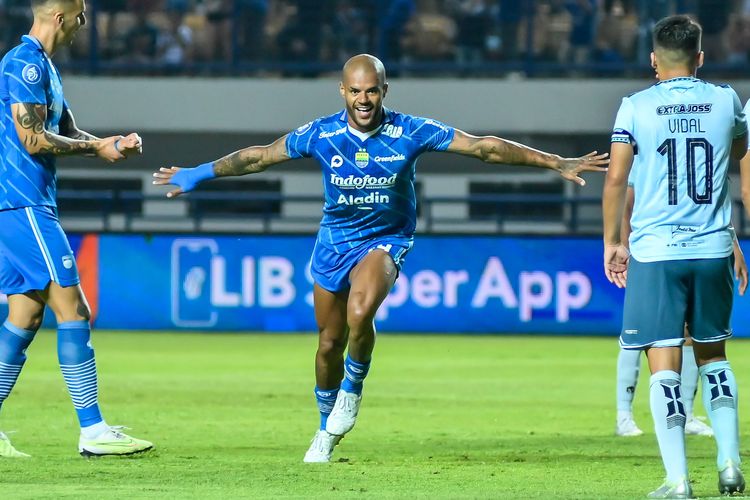 David da SIlva melakukan selebrasi usai mencetak gol ke gawang Persita Tangerang dalam pertandingan pekan ke-14 Liga 1 2023-2024 antara Persib vs Persita, di Stadion Gelora Bandung Lautan Api (GBLA), Minggu (1/10/2023). 