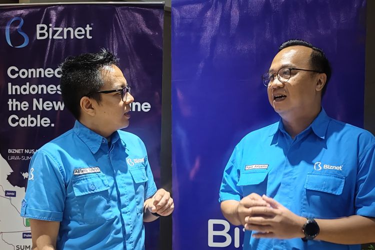 Kiri-kanan: Adrianto Sulistyo, Senior Manager Marketing Biznet dan Agus Ariyanto Senior Vice President Network Biznet dalam acara peluncuran kabel bawah laut Biznet Nusantara Cable System-1 (BNCS-1) di Jimbaran, Bali, Kamis (20/6/2024).