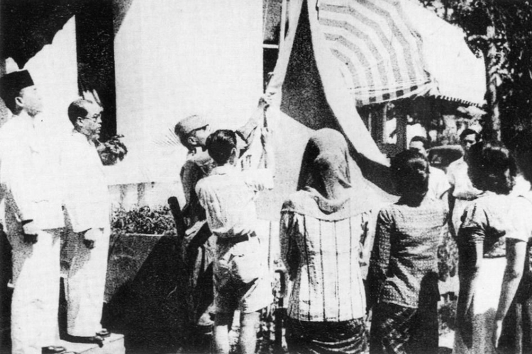 Pengibaran bendera merah putih pada 17 Agustus 1945