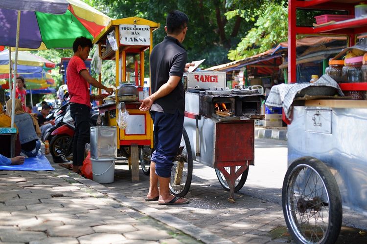 Jajanan khas Betawi pinggir Jalan di Kampung Budaya Betawi Setu Babakan, Jakarta DOK. Shutterstock/Iin Sidharta