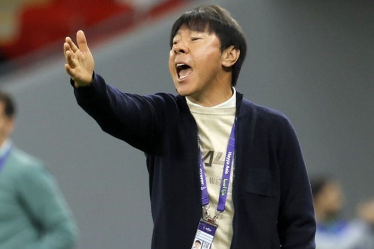 Pelatih timnas Indonesia, Shin Tae-yong, saat berteriak untuk memberikan instruksi kepada para pemainnya dalam fase Grup D Piala Asia 2023 antara Indonesia vs Irak di Stadion Ahmad bin Ali pada 15 Januari 2024. 