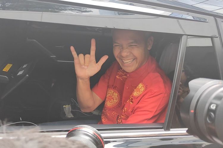 Calon presiden nomor urut 3 Ganjar Pranowo mengacungkan salam metal atau salam tiga jari di mobilnya usai rapat TPN Ganjar-Mahfud di Gedung High End, Jakarta Pusat, Kamis (15/2/2024).