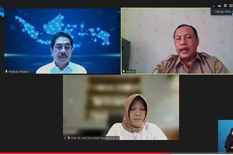 Narasumber memaparkan wujud demokrasi digital di Indonesia dalam webinar ?Cerdas Berdemokrasi-Demokrasi Sehat Tanpa Hoax? yang diselenggarakan Senin (21/2/2022).