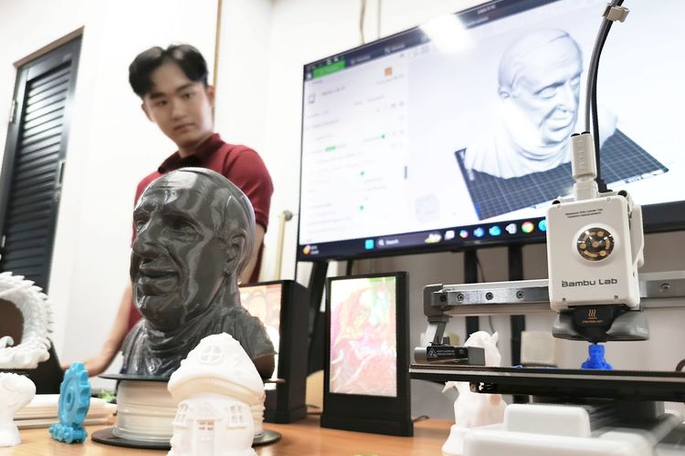Angelo Franklyn Wijaya, S.T., lulusan Program Studi Teknik Mesin dan Manufaktur Universitas Surabaya (Ubaya) menciptakan sebuah karya yang tidak hanya penuh makna dengan mencetak 3D wajah Paus Fransiskus.