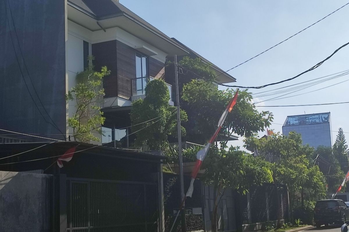 Rumah pribadi istri Kadiv Propam Polri Irjen Ferdy Sambo, Putri Candrawathi di Jalan Saguling III, Duren Tiga, Pancoran, Jakarta Selatan, terpantau sepi pada Jumat (19/8/2022). 