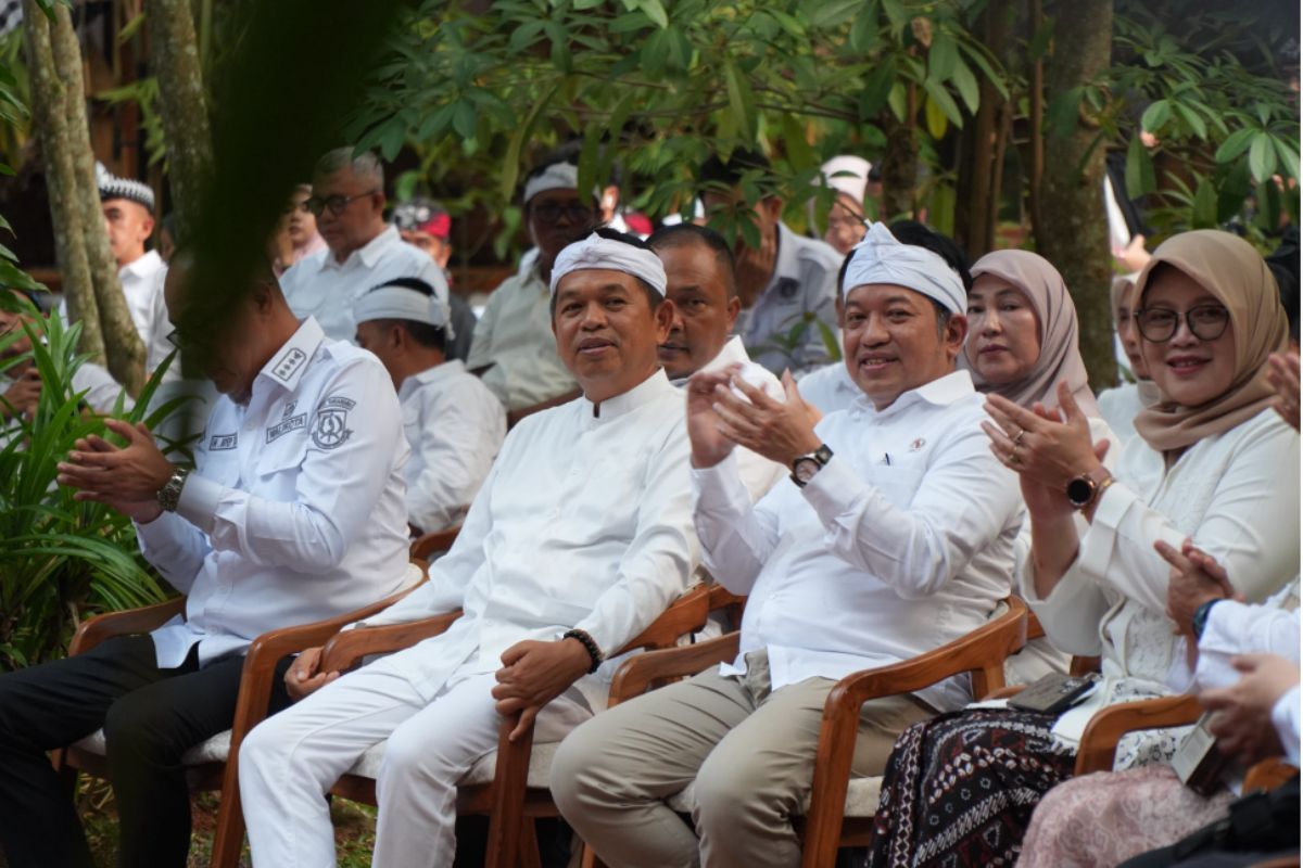 Wakil Kepala BPS RI Sonny Harry Budiutomo Harmadi dalam pencanangan pelaksanaan SE2026 di Jabar, yang digelar di kediaman Gubernur Jabar Dedi Mulyadi, Desa Wisata Lembur Pakuan, Kabupaten Subang, Minggu (21/6/2026).
