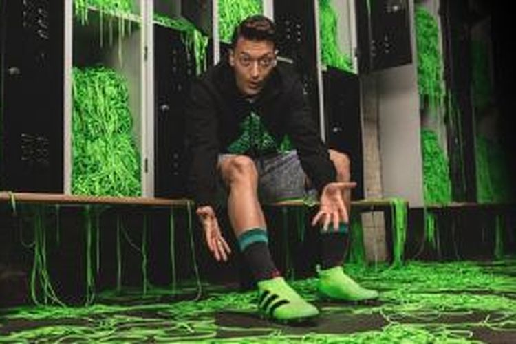 Gelandang Arsenal, Mesut Oezil, memakai sepatu Adidas Ace 16  Purecontrol. Sepatu itu cocok bagi Oezil karena tak menggunakan tali sepatu.