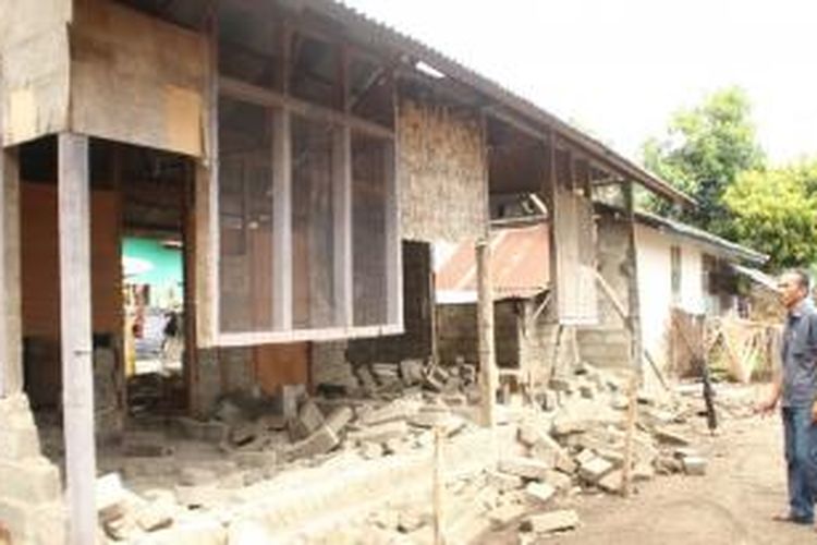 Seorang warga di Kecamatan Batauga, Buton, hanya mampu menatap rumahnya yang rusak akibat guncangan gempa di wilayah itu pada Selasa (14/10/2013) lalu 