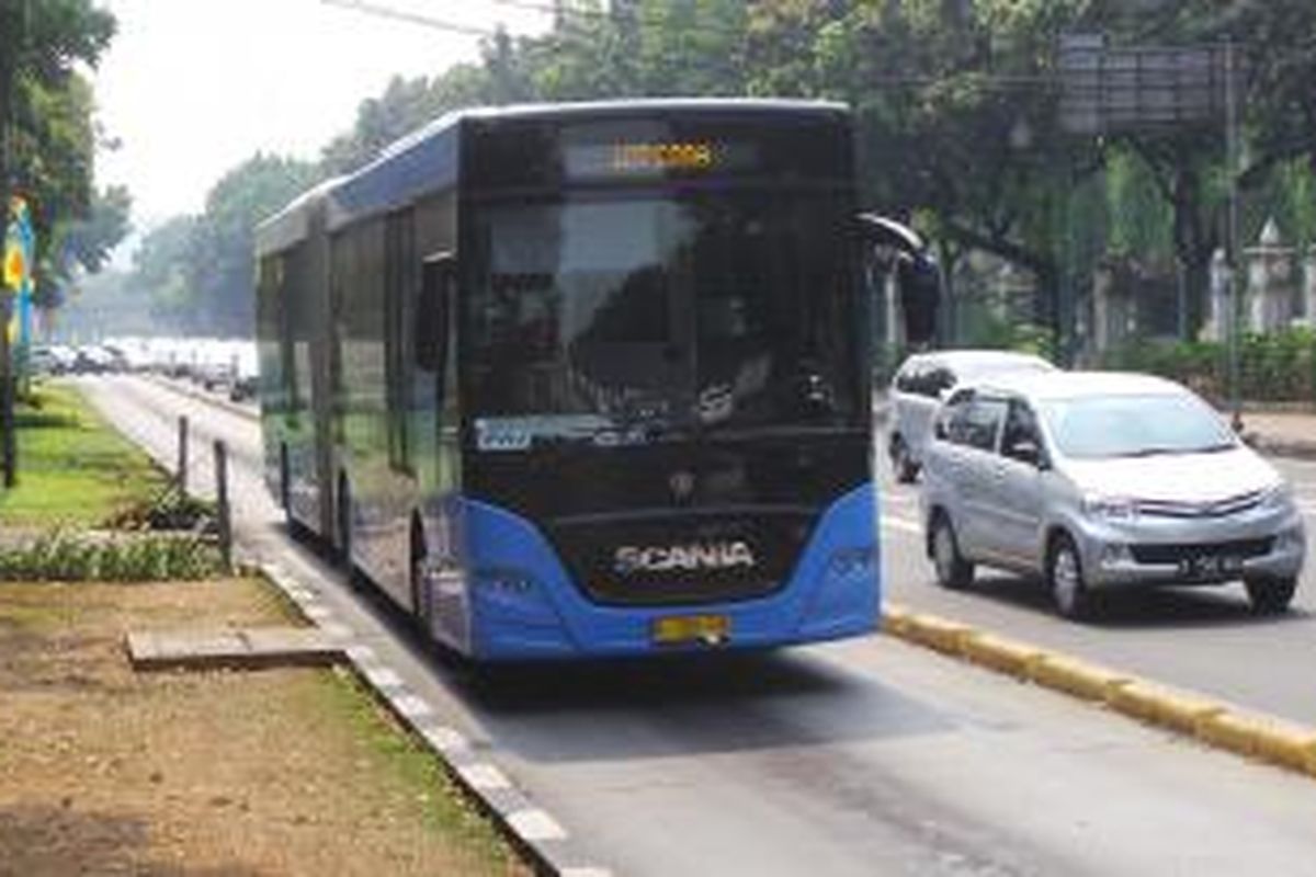 Bus Transjakarta Scania memasuki halte Monas, Jakarta. Selasa (16/6/2015).