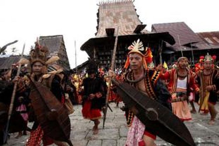 Masyarakat Nias mempersembahkan sebuah tarian tradisional pada puncak acara kegiatan 'Bawomataluo 2011' yaitu Pagelaran Atraksi Budaya dan Pameran Promosi Hasil Kerajinan masyarakat Nias di Desa Bawomataluo, Kecamatan Fanayama, Nias Selatan, Sumut, Minggu (15/5/2010). Pagelaran kebudayaan yang berlangsung selama tiga hari berturut-turut, tersebut disambut antusiasme wisatawan lokal dan mancanegara. 