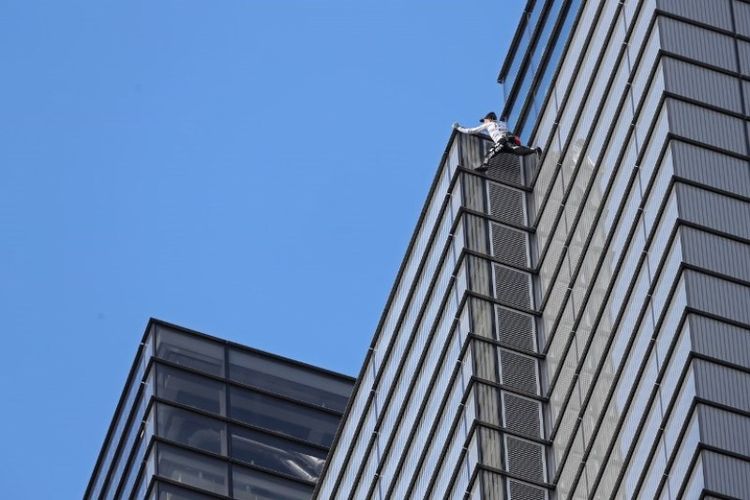 Pria asal Perancis berjuluk Spiderman, Alain Robert, mencapai puncak Heron Tower, 110 Bishopsgate, di London pada Kamis (25/10/2018). (AFP/Daniel Leal-Olivas)