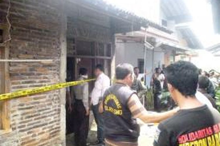 Sarmanto (44), Seorang tukang parkir pasar Babadan, Ungaran, Jawa Tengah, ditemukan membusuk dirumahnya di lingkungan Jatisari, Keluraga Gedanganak, Kabupaten Semarang, Sabtu (19/4/2014) siang.
