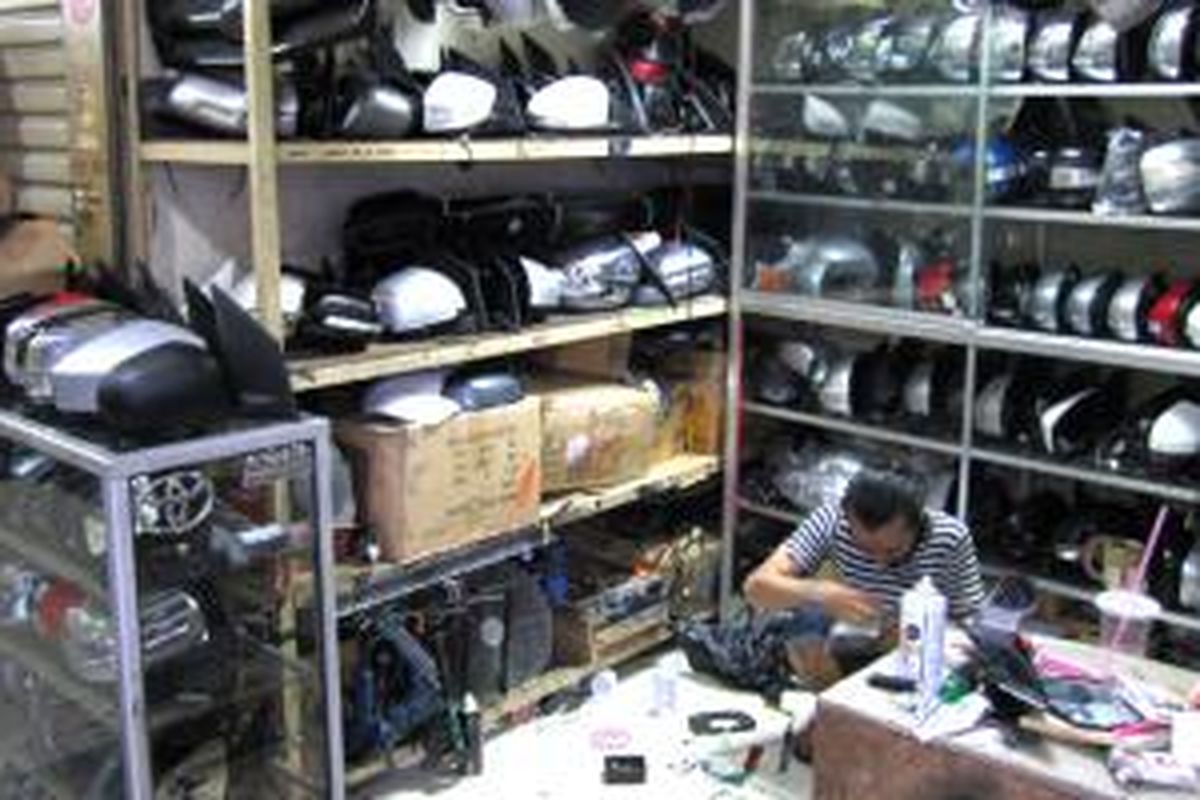 Bengkel Karya Jaya spesialis modifikasi spion yang berlokasi di Mega Glodok Kemayoran