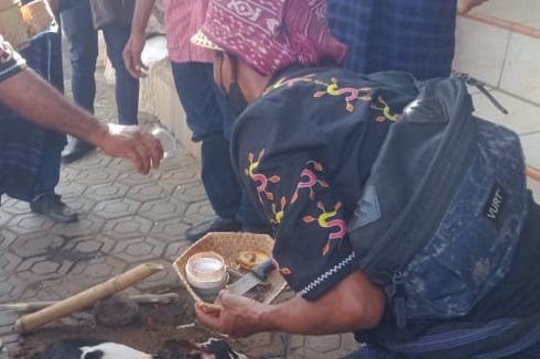 Kecewa Kades Terpilih Batal Dilantik, Massa Gelar Ritual Potong Kambing di Depan Kantor Bupati Flores Timur