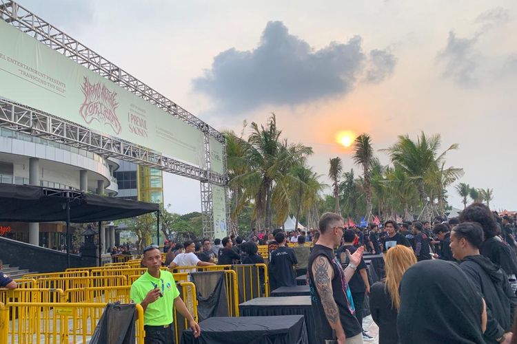 Situasi terkini di venue konser BMTH, pihak promotor temui penonton yang padati pintu masuk Beach City International Stadium, Jakarta Utara, Sabtu (11/11/2023).