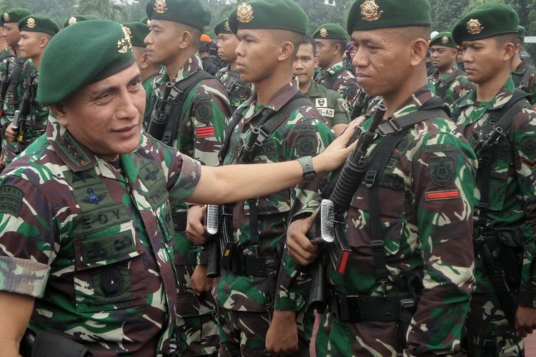 Panglima Komando Cadangan Strategis Angkatan Darat (Pangkostrad) Letjen Edy Rahmayadi menggelar apel pasukan komando gabungan dalam rangka operasi pengamanan VVIP kunjungan kenegaraan raja Arab Saudi, di Mabes TNI, Cilangkap, Jakarta Timur, Selasa (28/2/2017).