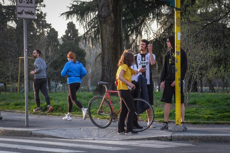Orang-orang masih berjalan-jalan di taman umum di Milan, Italia, 19 Maret 2020 saat negara itu menyatakan status lockdown untuk mencegah penyebaran virus corona. EPA-EFE/MATTEO CORNER
