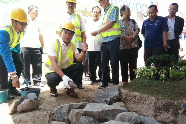 Wali Kota Bandung Ridwan Kamil saat melakukan peletakan batu pertama pembangunan Gedung Generasi Muda di Jalan Merdeka, Selasa (4/9/2018).
