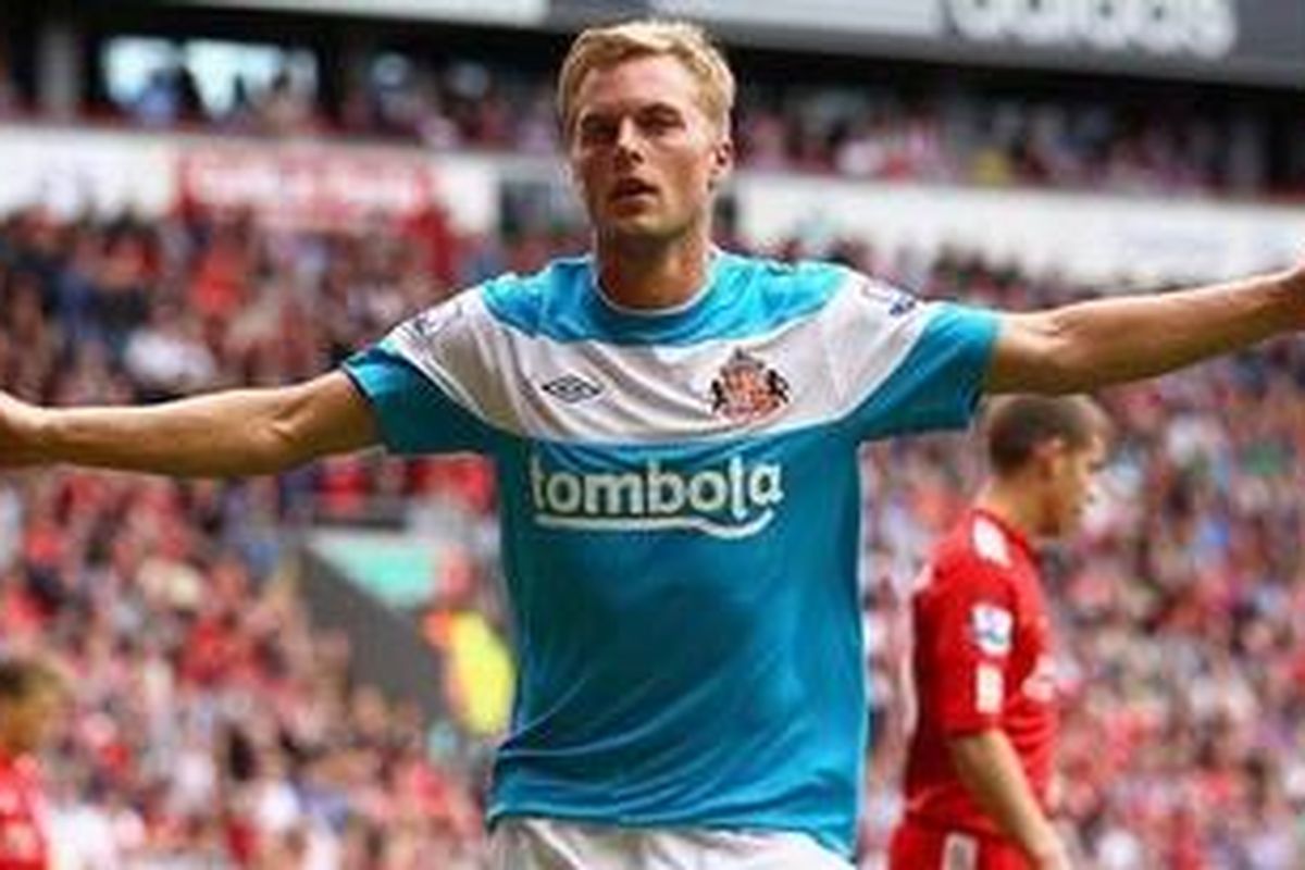Ekspresi gelandang Sunderland, Sebastian Larsson, usai mencetak gol ke gawang Liverpool di Stadion Anfield, Sabtu (13/8/2011).