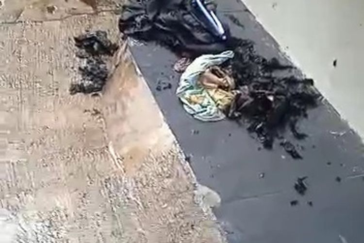 Sebuah video memperlihatkan sejumlah jemuran warga terbakar di Jalan Dato Tonggara, Kelurahan Kramatjati, Kecamatan Kramatjati, Jakarta Timur, beredar di media sosial.