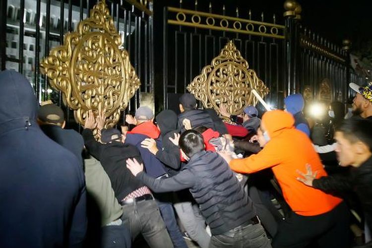 Massa menerobos gedung pemerintahan di Bishkek, Kirgizstan, 5 Oktober 2020.