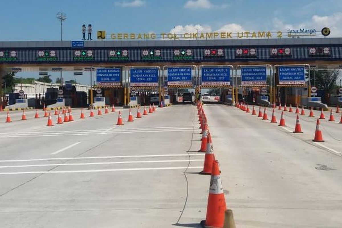 Situasi arus lalu lintas di Gerbong Tol (GT) Cikampek Utama 2 pada H+4 Lebaran 2020.