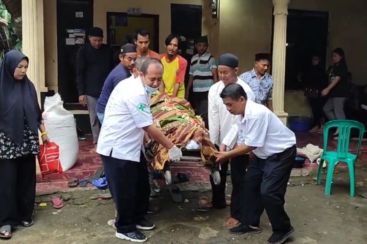 Petugas dan warga sekitar mendoakan lalu membawa jenazah Muhamad Sodikin petugas KPPS 08 Desa Lohbener Kabupaten Indramayu untuk pemakaman pada Rabu (21/2/2024) siang. KPU Kabupaten Indramayu mencatat sepanjang pemilu 2024, 5 petugas KPPS dinyatakan gugur.