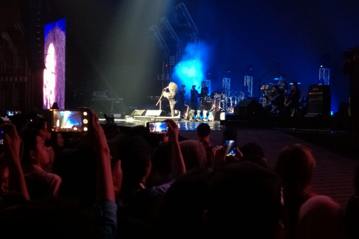 Pusakata beraksi dalam konser perayaan 30 tahun perjalanan karier KLa Project bertajuk Karunia Semesta, yang di gelar di Jakarta Convention Centre (JCC) Plenary Hall, Jakarta Pusat, Rabu (5/12/2018).