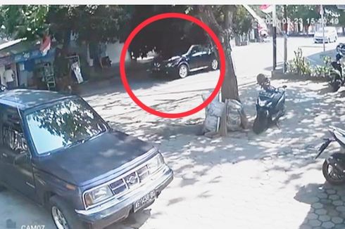 Detik-detik Mobil Nyaris Tertimpa Pohon Tumbang di Mataram, Ini Videonya