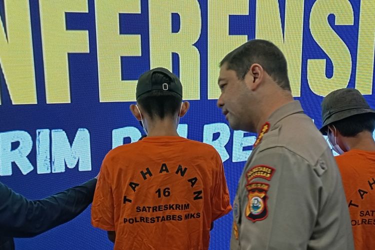 Oknum guru berstatus PPPK yang diduga melakukan aksi pelecehan terhadap muridnya diinterogasi polisi di Mapolrestabes Makassar, Kota Makassar, Sulsel, Jumat (3/10/2025).