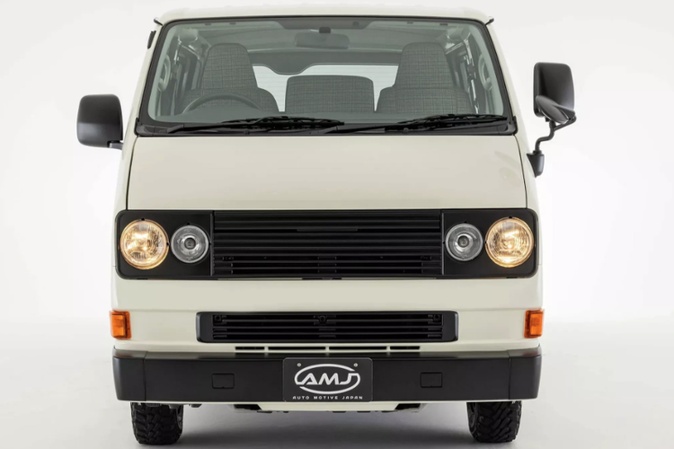 Modifikasi Toyota HiAce bergaya Retro garapan AMJ (Auto Motive Japan).
