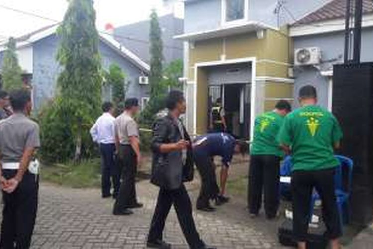 Aparat Kepolisian di Kabupaten Gowa, Sulawesi Selatan kembali menggelat olah tempat kejadian perkara (TKP) di rumah kontrakan Rafika Hasanuddin (22), mahasiswi yang ditemukan tewas dalam kondisi tidak wajar. Selasa, (17/01/2017).