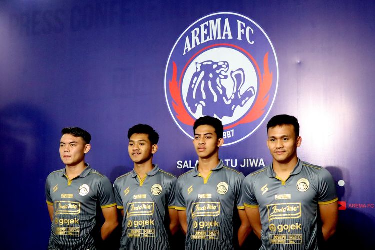 Jebola akademi Arema Vikrian Akbar, Titan Bagus Fawzi, Aji Saka dan Andryas Francisco saat diperkenalkan sebagai pemain Arema FC musim 2020.