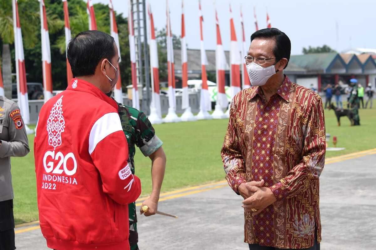 Presiden RI Jokowi mengenakan jaket merah bertemu dengan Gubernur DIY Sri Sultan HB X, Minggu (13/3/2022)