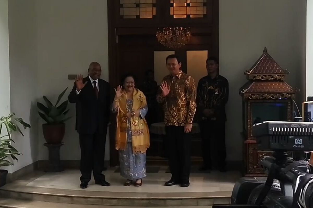 Presiden Afrika Selatan Jacob Zuma bersama Mantan Presiden Kelima RI Megawati Soekarnoputri, dan Gubernur nonaktif DKI Jakarta Basuki Tjahaja Purnama (Ahok) menyapa awak media di kediaman Megawati, di Jalan Teuku Umar, Menteng, Jakarta Pusat, Rabu (8/3/2017).