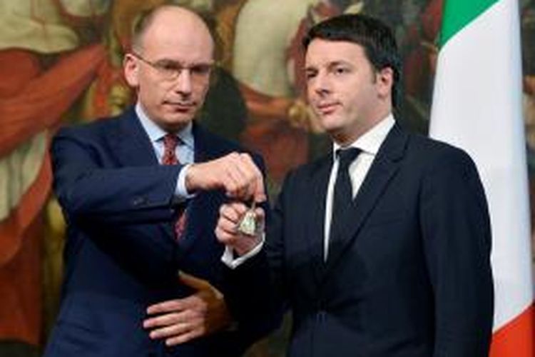 Perdana Menteri Italia yang baru Matteo Renzi (kanan) menerima bel perak dari pendahulunya Enrico Letta, sesaat sebelum dilantik di istana kepresidenan di Roma, Sabtu (22/2/2014). Renzi (39) menjadi perdana menteri termuda dalam sejarah Italia.