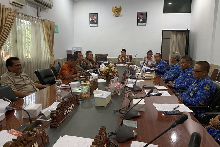 Komisi 2 DPRD Indramayu saat rapat kerja dengan mengundang BPS dan DKPP membahas utang petani mencapai hampir Rp 1,5 triliun di ruang Komisi 2 DPRD Indramayu, Jawa Barat, Rabu (17/9/2025)
