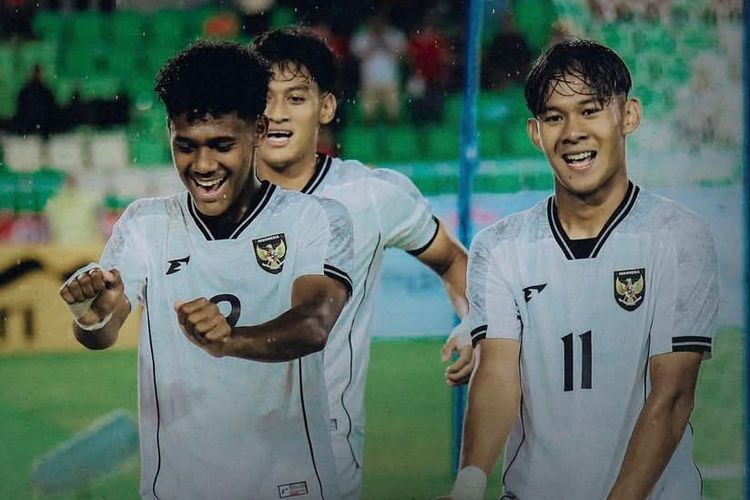 Pemain Timnas U17 Indonesia Fadly Alberto dan Muhamad Zahaby Gholy selebrasi usai menjebol gawang Tajikistan saat Piala Kemerdekaan 2025 yang berakhir dengan skor 2-2 di Stadion Utama Sumatra Utara, Kabupaten Deli Serdang, Selasa (12/8/2025) malam.