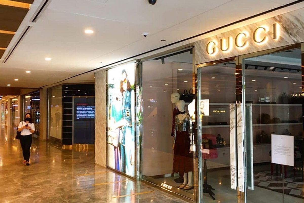 Sesuai dengan arahan kebijakan circuit breaker atau separuh lockdown, toko-toko non-esensial diperintahkan untuk menghentikan operasionalnya hingga 5 May. Salah satunya adalah toko tas mahal Gucci di pusat perbelanjaan premium Paragon Mall, Orchard Road, Singapura