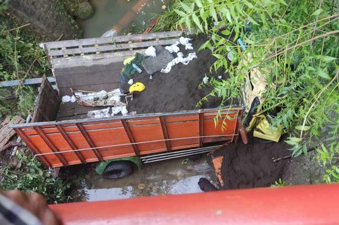 Truk Bermuatan Pasir di Sumenep Terjun ke Jurang 10 Meter, Sopir Diduga Mengantuk