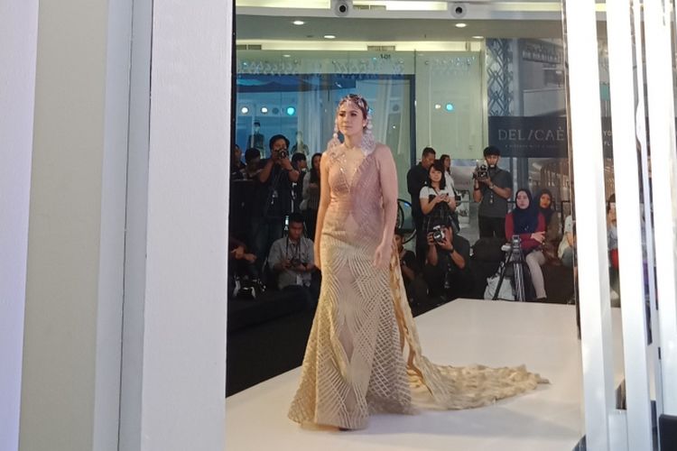 Aktris Wulan Guritno saat membawakan koleksi busana desainer Diana Putri dalam koleksi bertajuk Your Majesty pada Fashion Nation 2018 di Senayan City, Senin (16/4/2018)