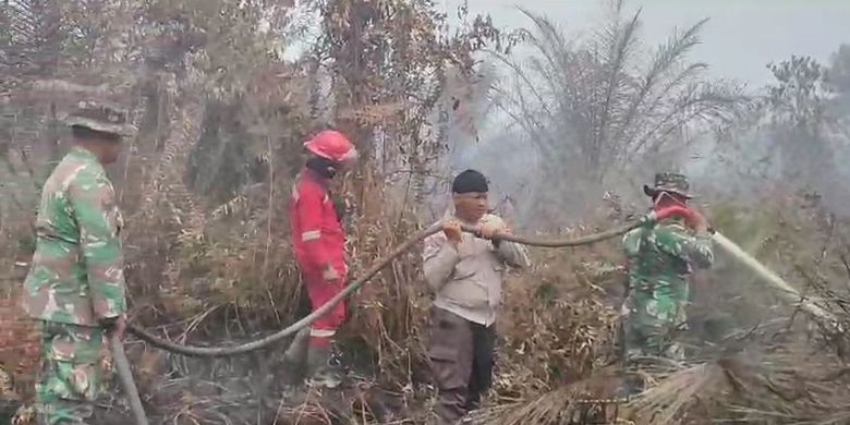 Tim gabungan TNI, Polri dan Manggala Agni berjibaku memadamkan api karhutla di Kecamatan Tapung, Kabupaten Kampar, Riau, Rabu (4/10/2023).