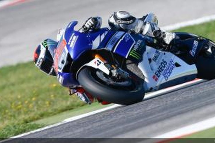 Pebalap Yamaha asal Spanyol, Jorge Lorenzo, memacu motornya di Sirkuit Misano, pada sesi pemanasan GP San Marino, Minggu (15/9/2013).