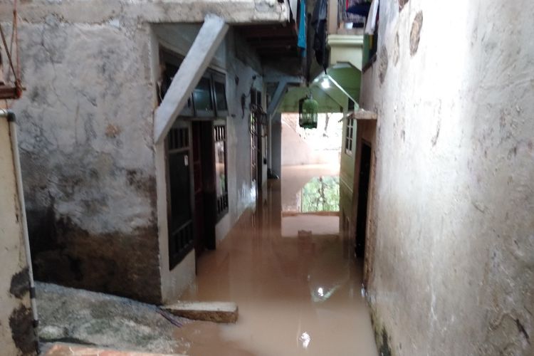 Banjir di Jalan Rukun Ujung, RT 05/05 Kelurahan Pejaten Timur, Pasar Minggu, Jakarta Selatan Karena Luapan Kali Ciliwung, Rabu (24/4/2019)