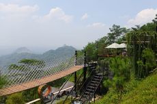 Saung Koffie Hideung di Puncak Karawang, Bersantap dengan View Alam