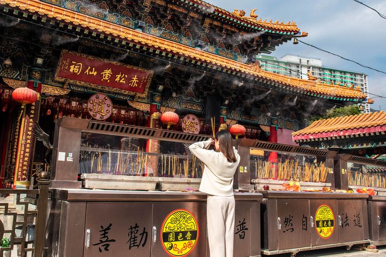 Wong Tai Sin Temple atau Sik Sik Yuen Temple adalah kuil Taoisme paling populer dan paling sibuk di Hong Kong karena dianggap sebagai kuil keberuntungan (dok. Hong Kong Tourism Board).